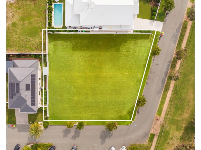 8 Oceania Way, Paradise Point QLD 4216