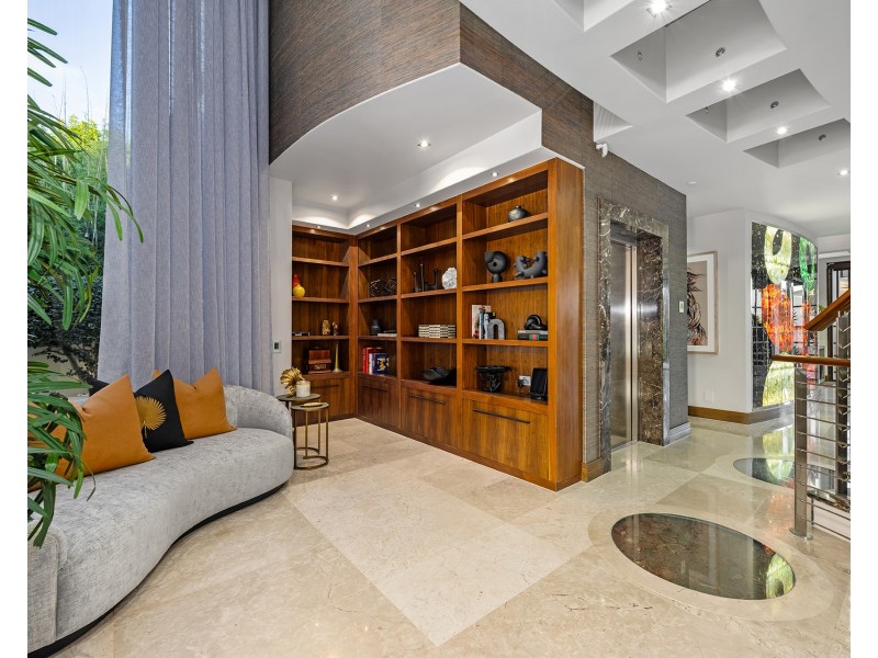 1 Westminster Court, Sovereign Islands QLD 4216