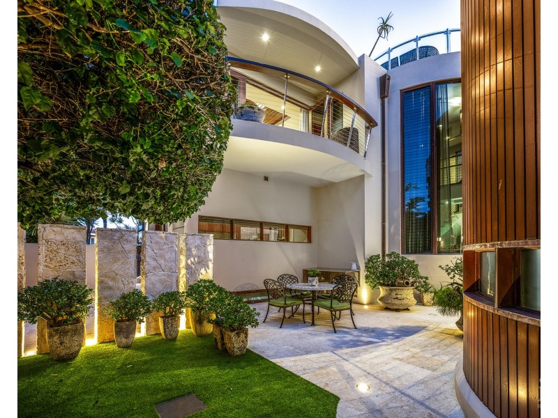 1 Westminster Court, Sovereign Islands QLD 4216