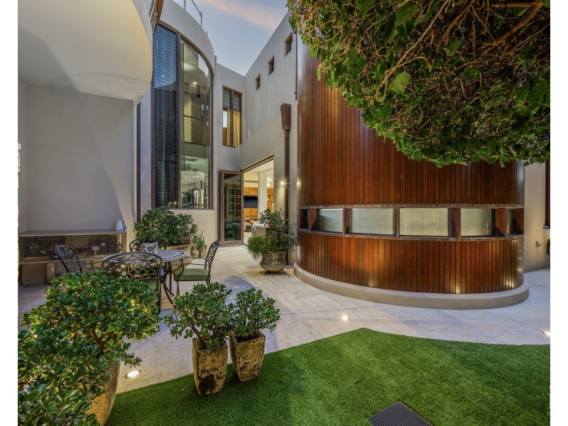 1 Westminster Court, Sovereign Islands QLD 4216