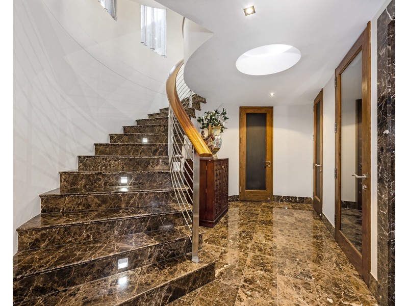 1 Westminster Court, Sovereign Islands QLD 4216