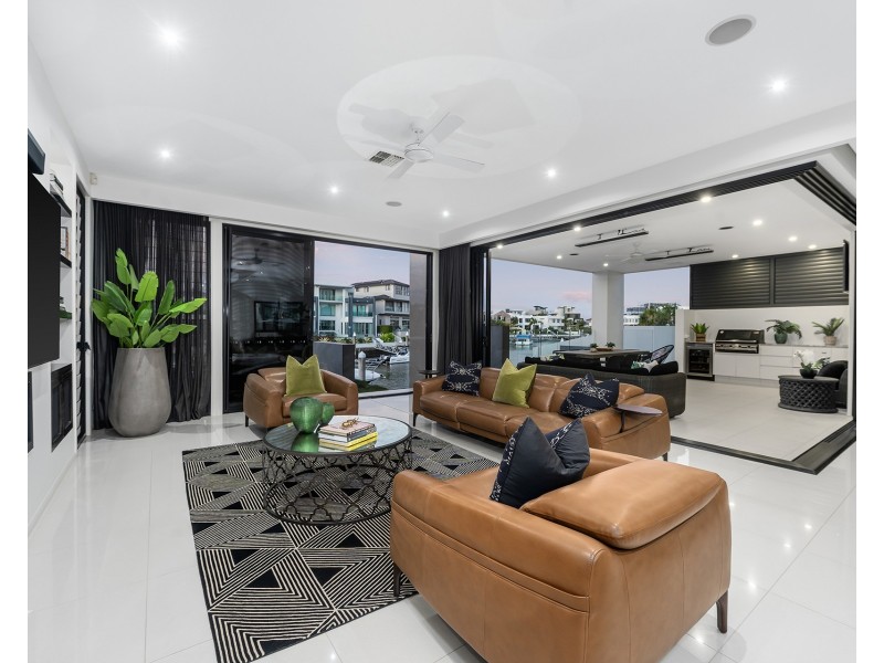 14 Royal Albert Crescent, Sovereign Islands QLD 4216