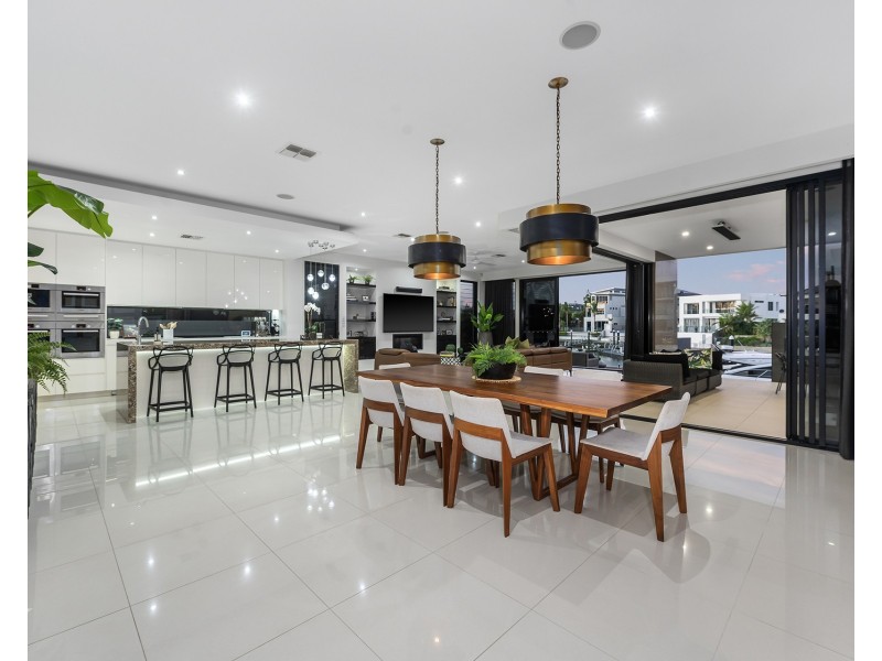 14 Royal Albert Crescent, Sovereign Islands QLD 4216