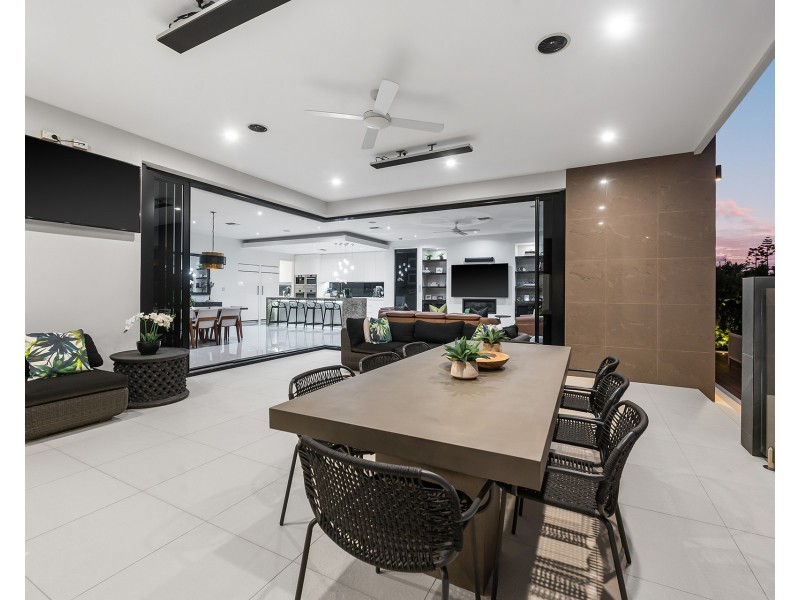 14 Royal Albert Crescent, Sovereign Islands QLD 4216