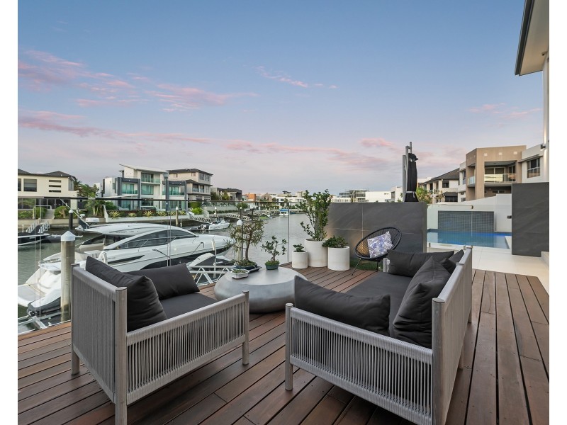 14 Royal Albert Crescent, Sovereign Islands QLD 4216