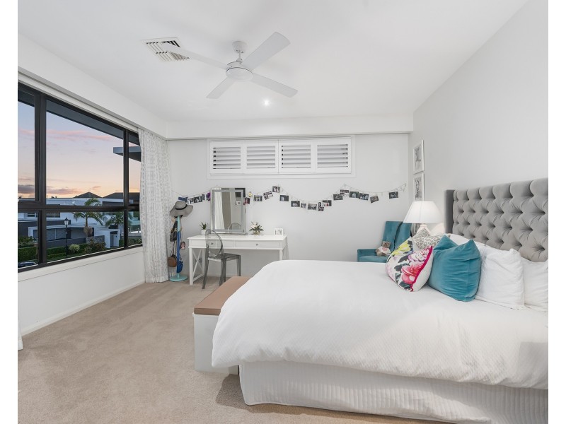 14 Royal Albert Crescent, Sovereign Islands QLD 4216