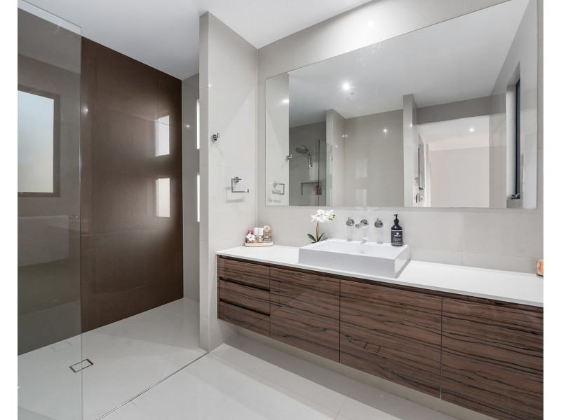 14 Royal Albert Crescent, Sovereign Islands QLD 4216