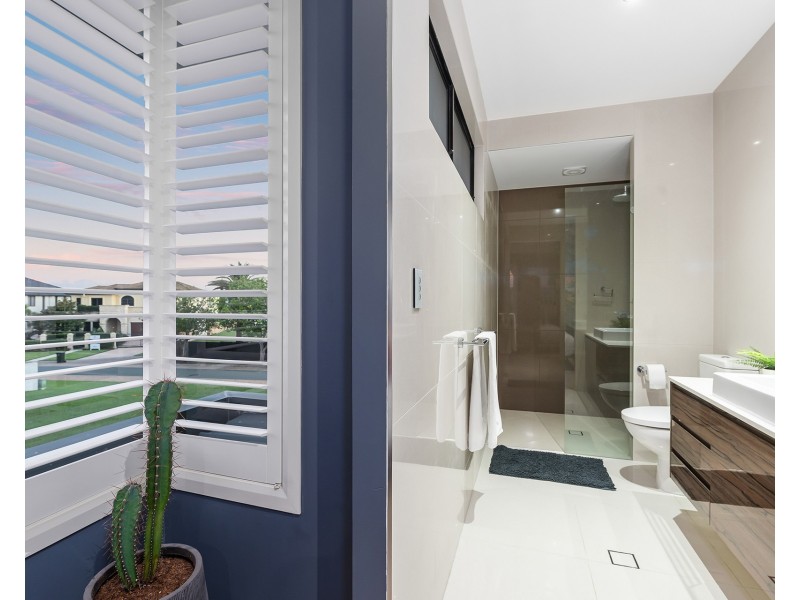 14 Royal Albert Crescent, Sovereign Islands QLD 4216