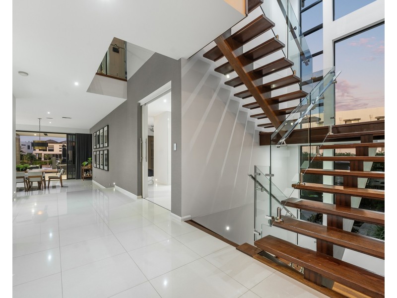 14 Royal Albert Crescent, Sovereign Islands QLD 4216