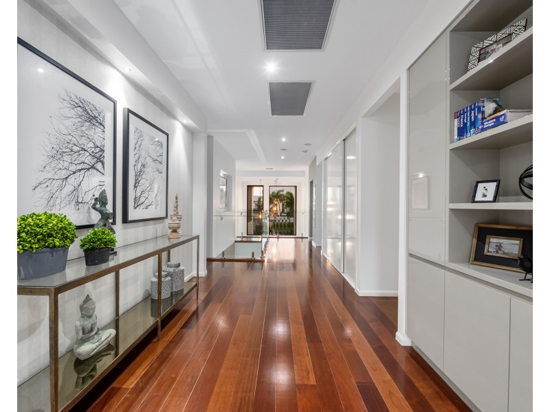 14 Royal Albert Crescent, Sovereign Islands QLD 4216