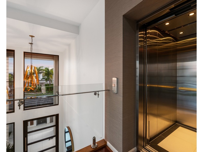 14 Royal Albert Crescent, Sovereign Islands QLD 4216