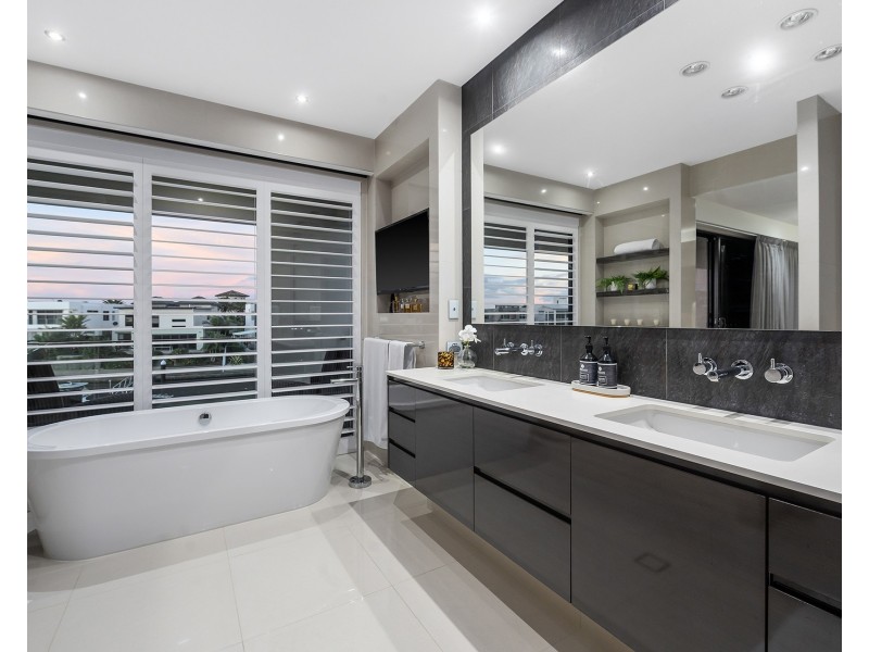 14 Royal Albert Crescent, Sovereign Islands QLD 4216