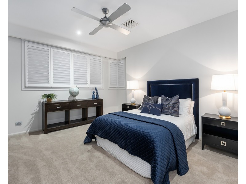 14 Royal Albert Crescent, Sovereign Islands QLD 4216