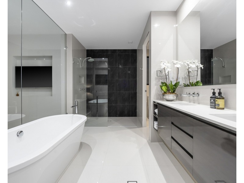 14 Royal Albert Crescent, Sovereign Islands QLD 4216