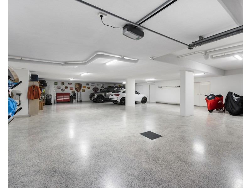 14 Royal Albert Crescent, Sovereign Islands QLD 4216