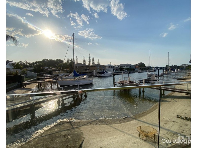 2/2 Bulolo Avenue, Runaway Bay QLD 4216