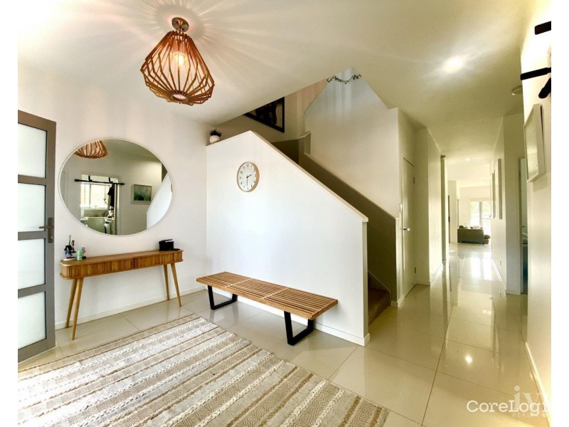 2/2 Bulolo Avenue, Runaway Bay QLD 4216