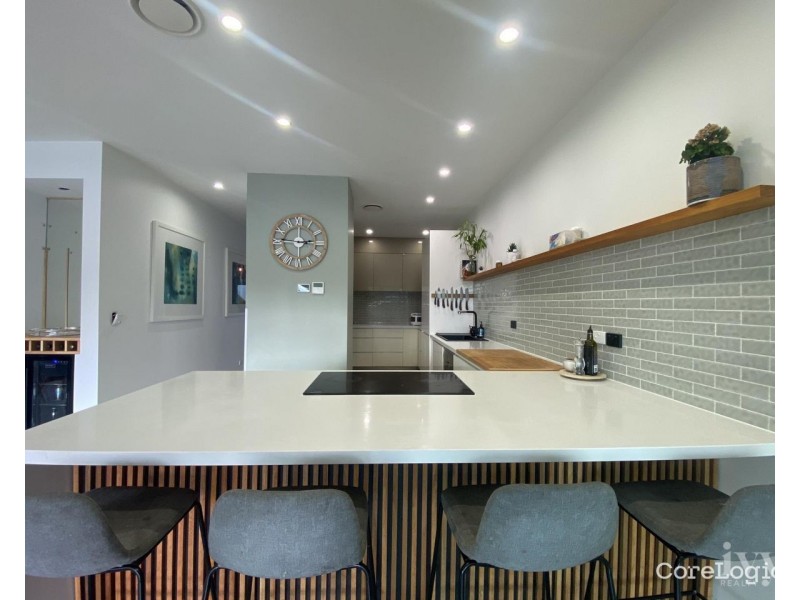 2/2 Bulolo Avenue, Runaway Bay QLD 4216