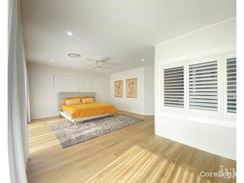 2/2 Bulolo Avenue, Runaway Bay QLD 4216