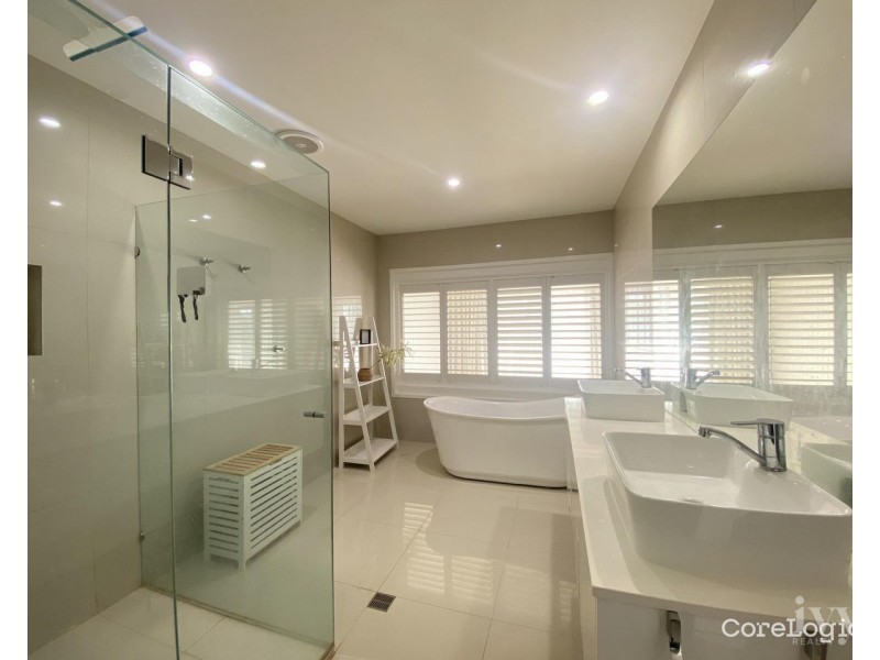 2/2 Bulolo Avenue, Runaway Bay QLD 4216