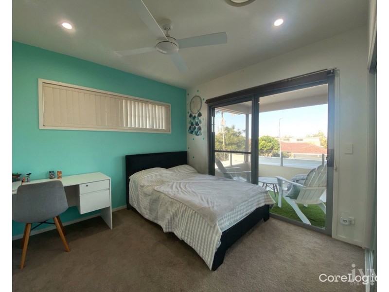2/2 Bulolo Avenue, Runaway Bay QLD 4216