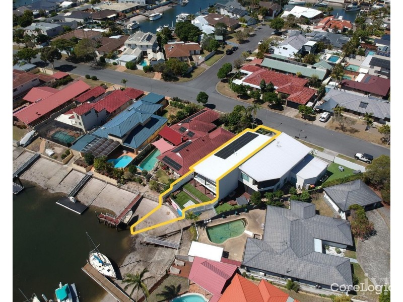 2/2 Bulolo Avenue, Runaway Bay QLD 4216