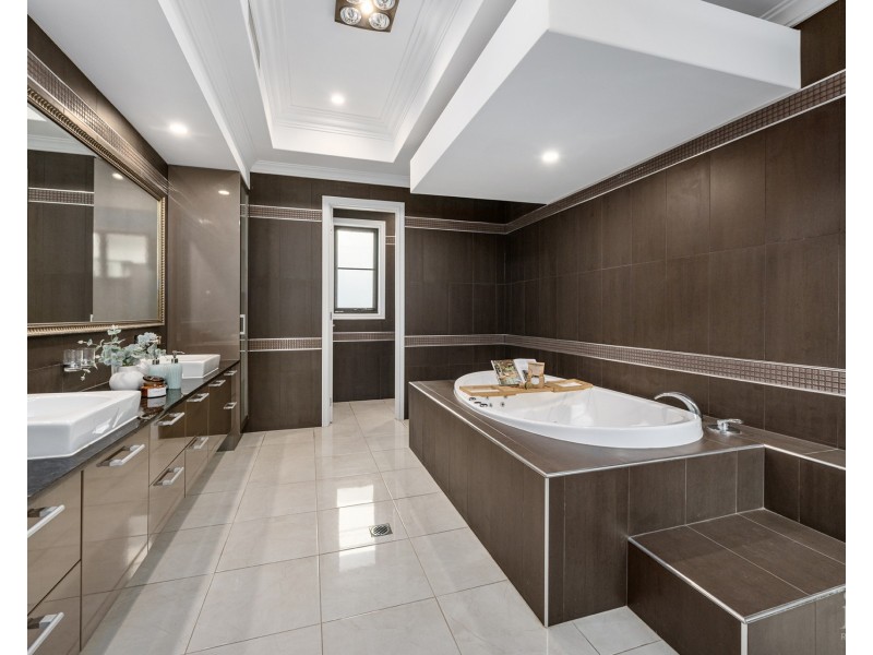 2210 Taromeo Court, Hope Island QLD 4212