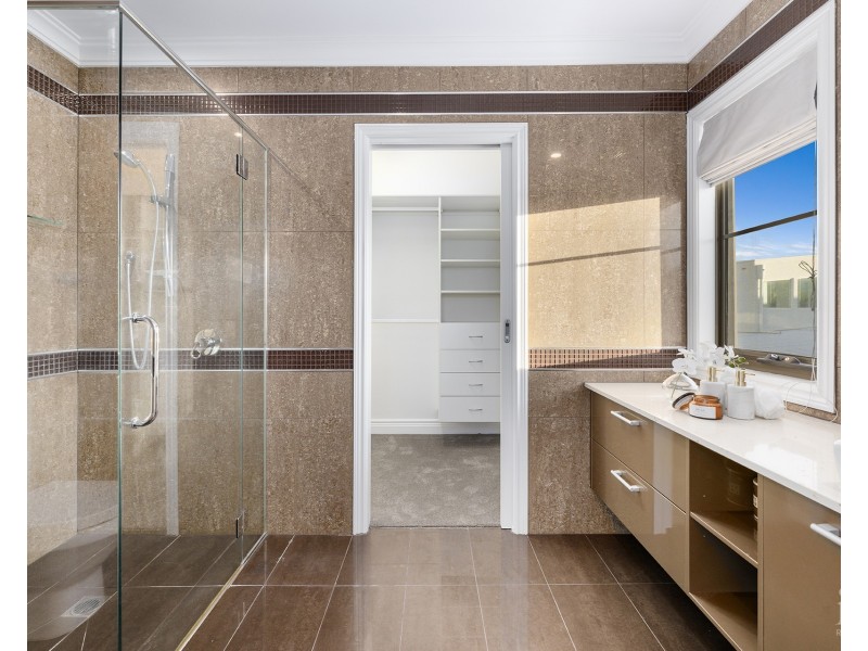 2210 Taromeo Court, Hope Island QLD 4212