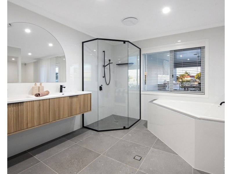5 Namatjira Street, Paradise Point QLD 4216