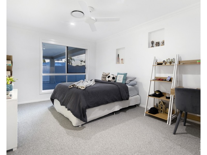 5 Namatjira Street, Paradise Point QLD 4216