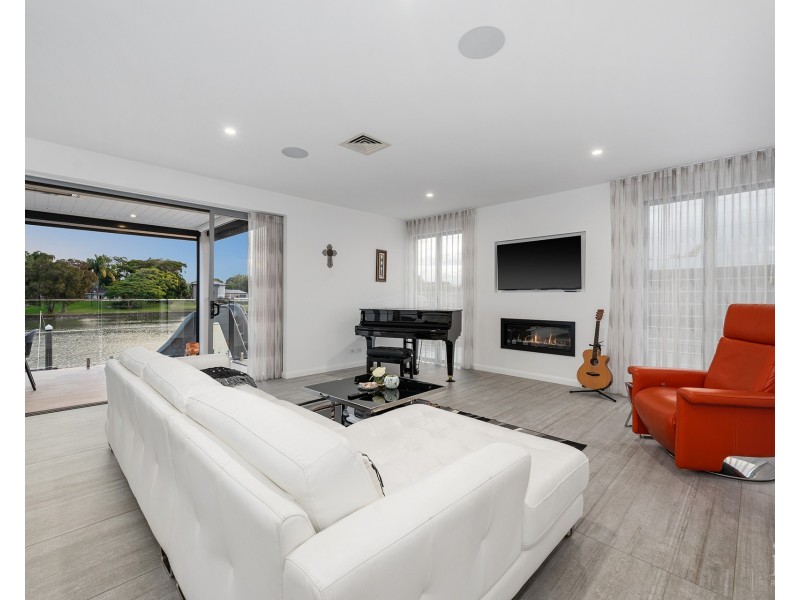 117 Sir Bruce Small Boulevard, Benowa Waters QLD 4217