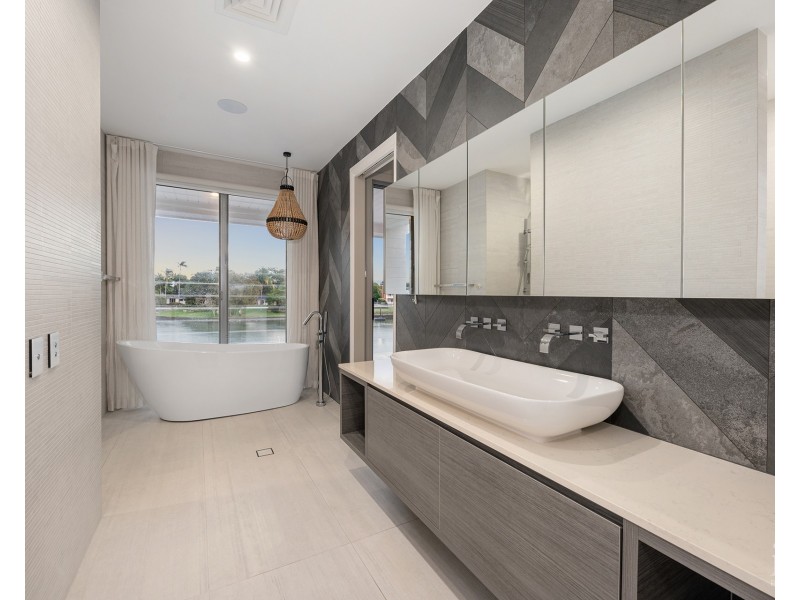 117 Sir Bruce Small Boulevard, Benowa Waters QLD 4217