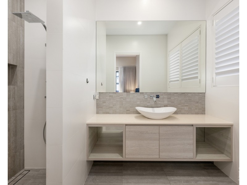 117 Sir Bruce Small Boulevard, Benowa Waters QLD 4217