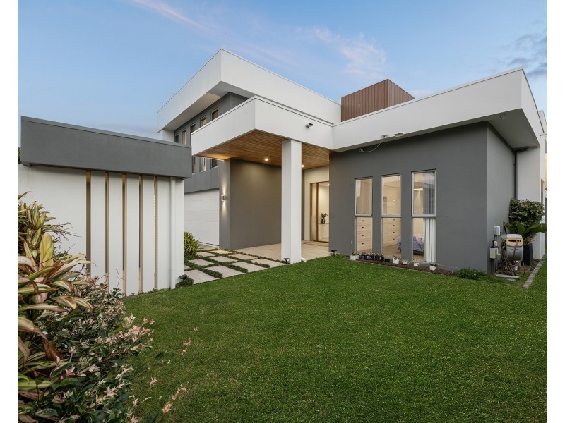 117 Sir Bruce Small Boulevard, Benowa Waters QLD 4217