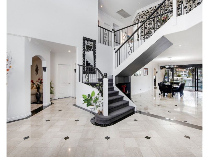 32 King Arthurs Court, Sovereign Islands QLD 4216