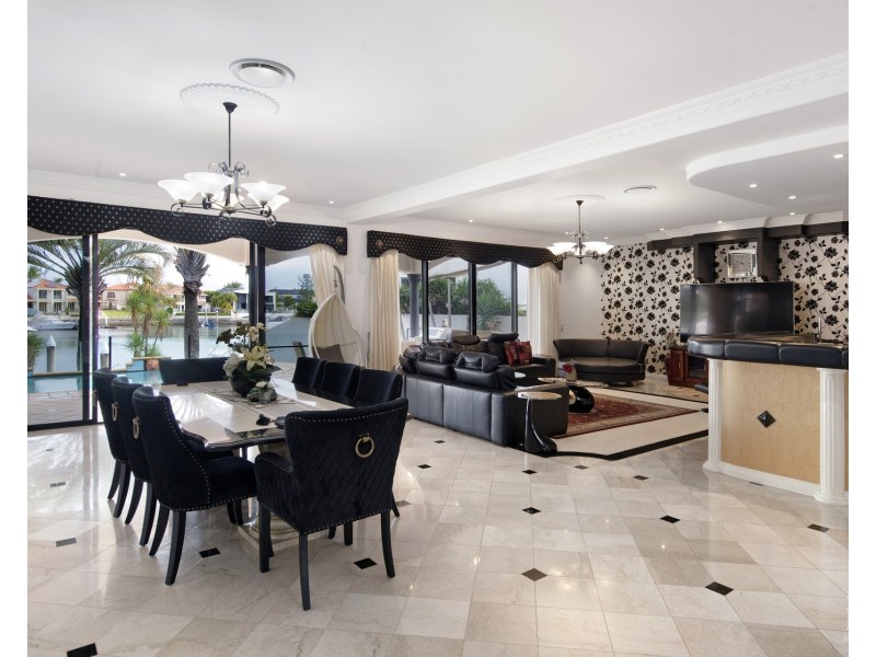 32 King Arthurs Court, Sovereign Islands QLD 4216