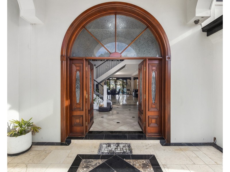 32 King Arthurs Court, Sovereign Islands QLD 4216