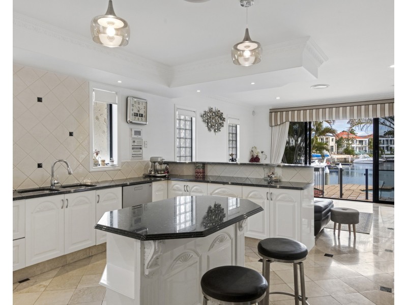 32 King Arthurs Court, Sovereign Islands QLD 4216