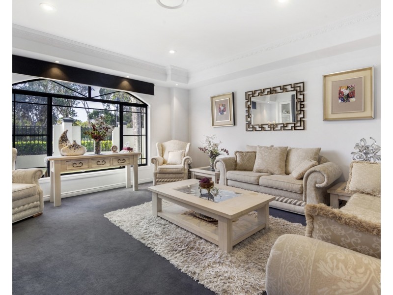 32 King Arthurs Court, Sovereign Islands QLD 4216