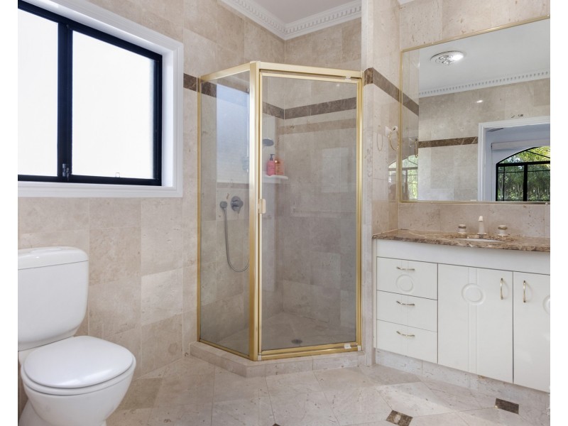 32 King Arthurs Court, Sovereign Islands QLD 4216