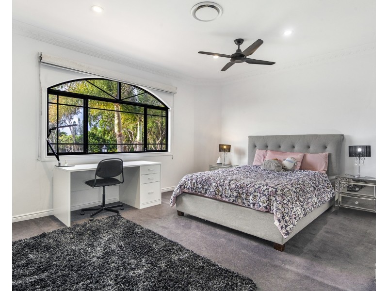 32 King Arthurs Court, Sovereign Islands QLD 4216