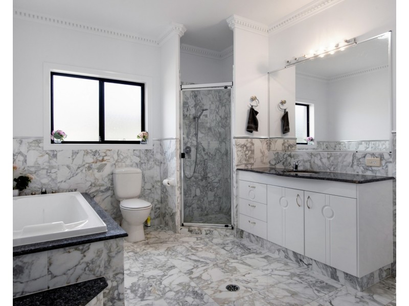 32 King Arthurs Court, Sovereign Islands QLD 4216