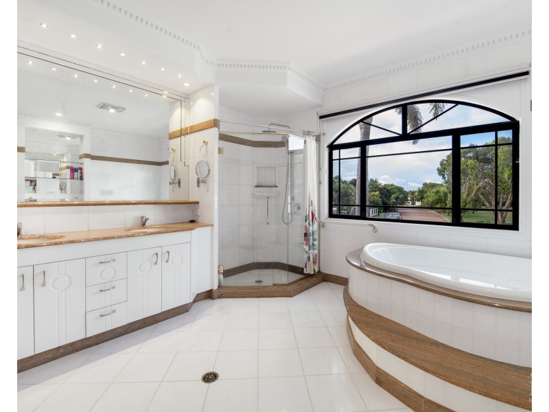 32 King Arthurs Court, Sovereign Islands QLD 4216