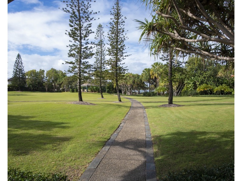 32 King Arthurs Court, Sovereign Islands QLD 4216
