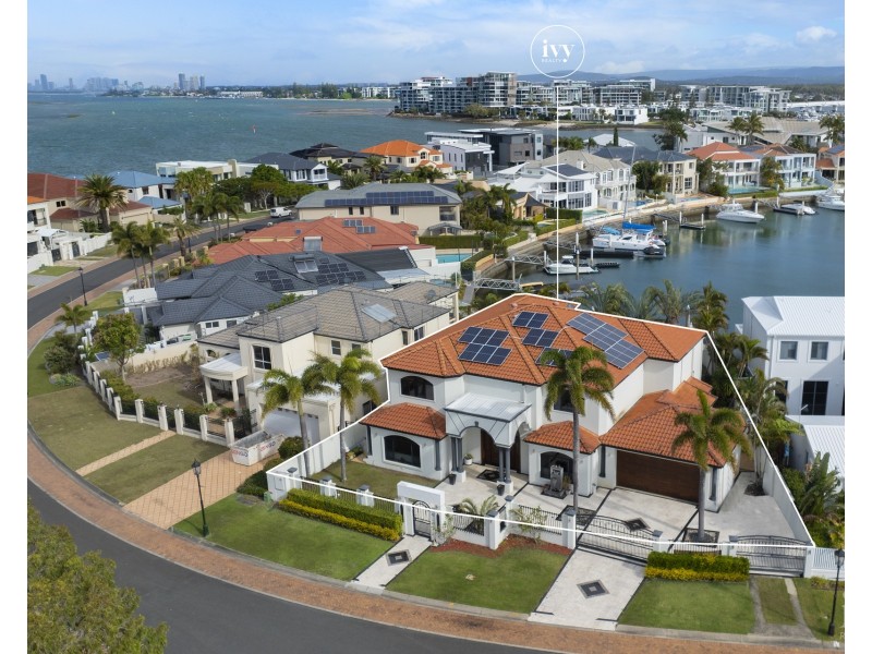 32 King Arthurs Court, Sovereign Islands QLD 4216