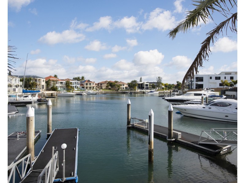 32 King Arthurs Court, Sovereign Islands QLD 4216