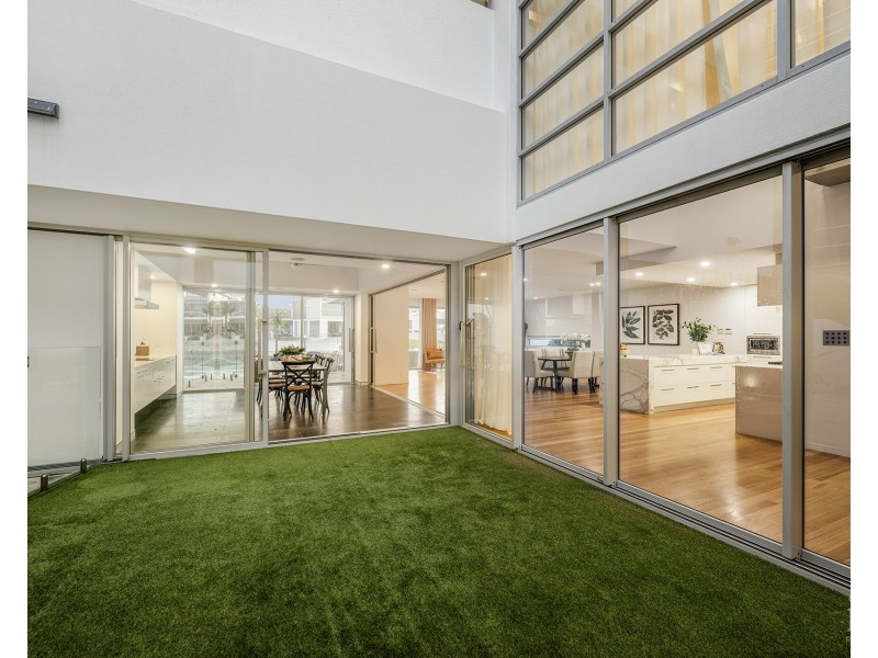 33 Knightsbridge Parade East, Sovereign Islands QLD 4216