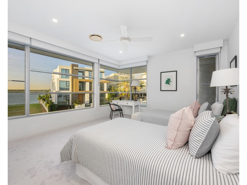 33 Knightsbridge Parade East, Sovereign Islands QLD 4216