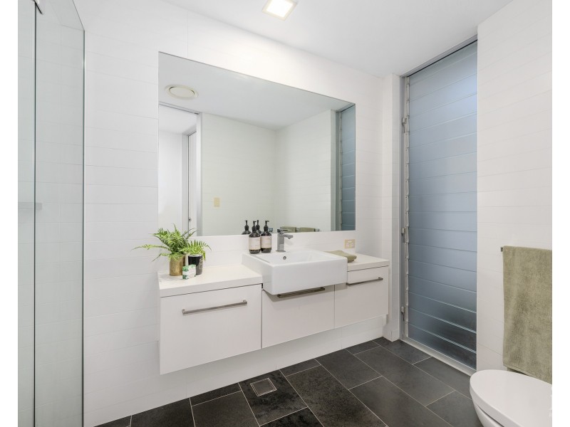 33 Knightsbridge Parade East, Sovereign Islands QLD 4216