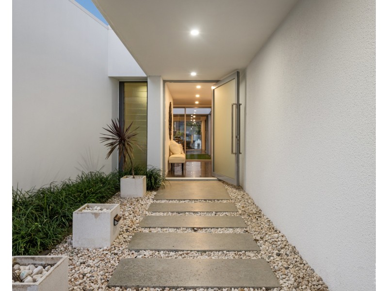 33 Knightsbridge Parade East, Sovereign Islands QLD 4216